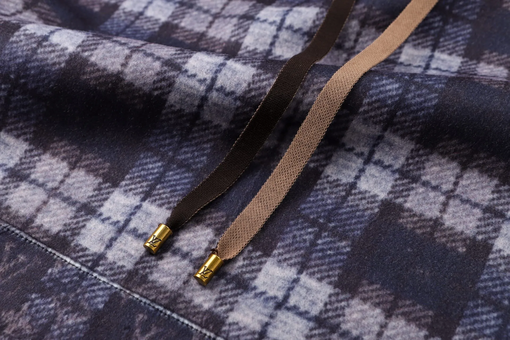 🅿️560 1v 25SS plaid gradient wool blend hooded sweatshirt The original version was purchased for RMB 15,100 and developed. The fabric is made of wool blended nylon. This hooded sweatshirt uses splicing technology to create a layered texture: the upper part is made of wool blended fabric to create a blue-gray plaid pattern, and is pre-shrunk to ensure a stable shape; the lower part and sleeves use digital printing technology to present a gradient Monogram dark pattern, and the ink penetrates the fiber to achieve high color fastness. The hood has a built-in invisible lining to enhance stiffness, and the drawstring is made of wear-resistant nylon rope with a metal bell for smooth pulling. The front kangaroo pocket is made of welted bag technology, and the edge of the bag mouth is reinforced with double stitching. The cuffs and hem are made of ribbed knitted fabric, and the elastic hemming fits the body shape. The seams throughout the garment are high-strength stitches of the same color. Precision sewing with 12 stitches every 3cm improves durability. The overall craftsmanship takes into account both visual details and practical durability. The overall wiring is straight and delicate, the fabric is comfortable and soft, and the color is consistent without color difference. It can be matched with the same style to create a fashionable look and control various occasions. Customized accessories, complete with three standards, the same style for men and women. Size:S-M-L-XL